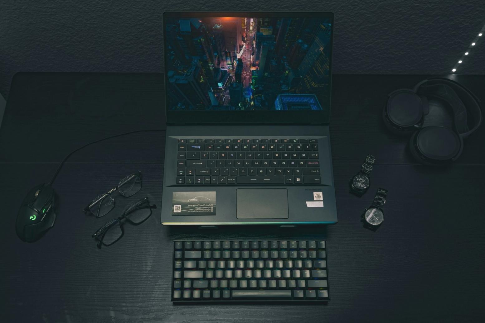 Estudiantes internacionales colaborando en proyecto de seguridad IoT