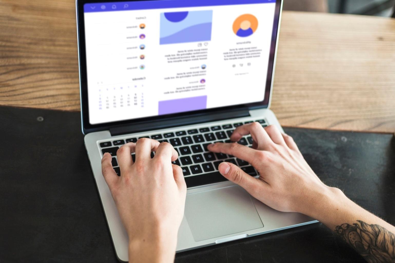 Panel de control industrial mostrando sistemas SCADA conectados